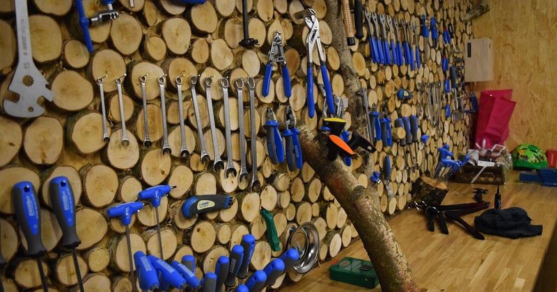 Réparer un trou dans un mur en placo avec de l’enduit de rebouchage : le guide simple et rapide