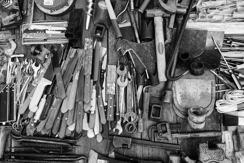 Guide complet 2026 : débuter en bricolage avec outils essentiels et astuces